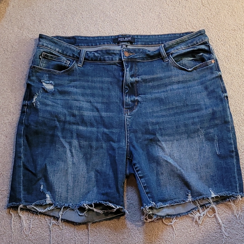JUDY BLUE cut off jeans